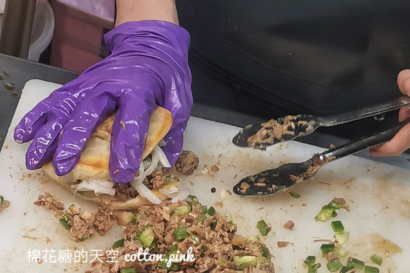 旱溪夜市也有肉夾饃啦！潼酥脆肉夾饃內餡實在～特製辣椒必加