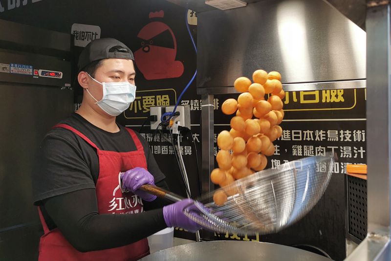 台中人氣紅心地瓜球逢甲也有分店啦！還有四種口味可以選～