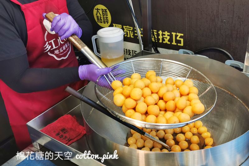 台中人氣紅心地瓜球逢甲也有分店啦！還有四種口味可以選～