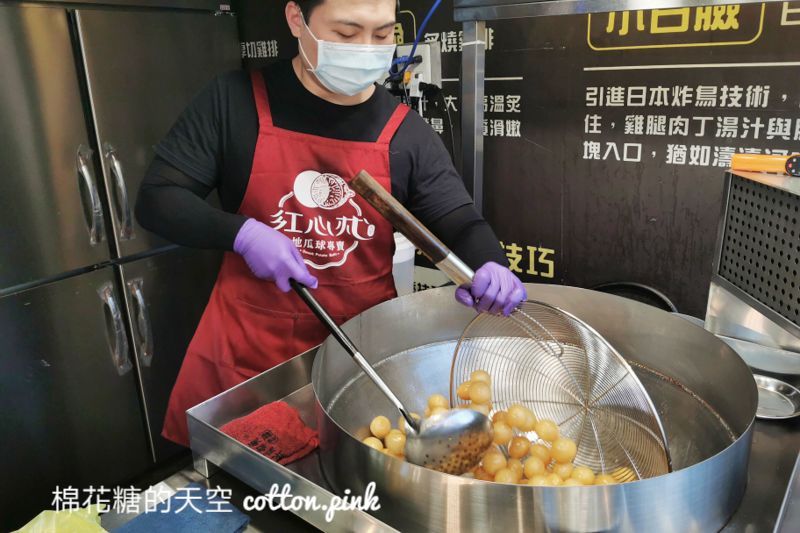 台中人氣紅心地瓜球逢甲也有分店啦！還有四種口味可以選～