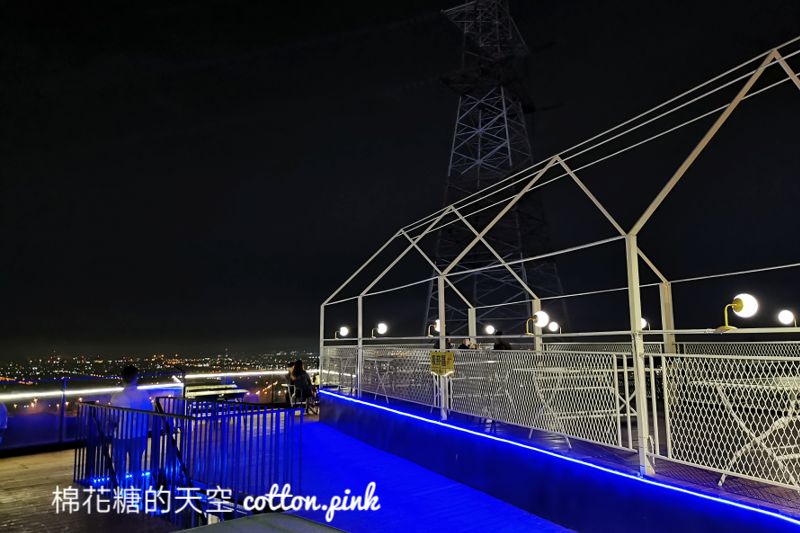 台中夜景推薦|向海夜景咖啡屋180度超美視野~樓上樓下都好拍！