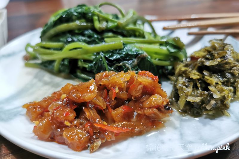 台中夜間部爌肉飯也可以包便當！打開魯排骨大小有嚇到我～
