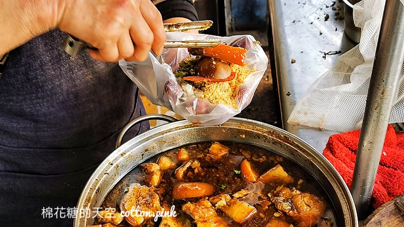 台中太平超狂爌肉飯糰超大顆！臻味登飯糰直接把爌肉包進飯糰裡