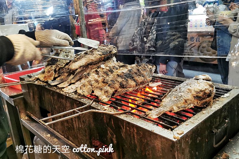 台中大慶夜市人氣烤魚攤-神鯛夯魚抹鹽現烤～打開有驚喜！