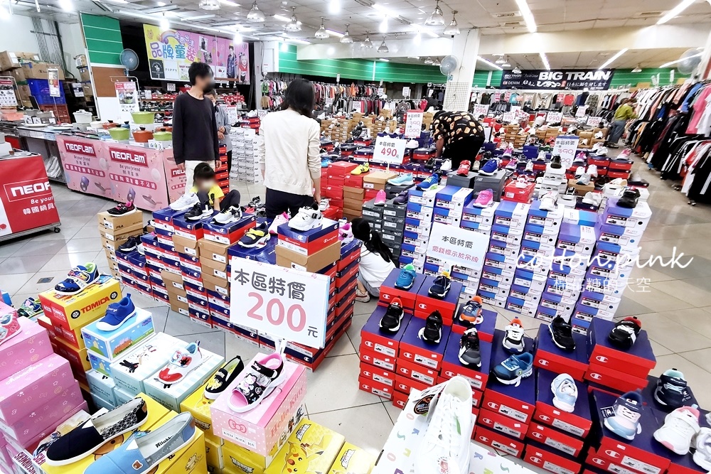 品牌運動鞋零碼特賣超級甜甜價！卡通童鞋、運動拖鞋不買搥心肝