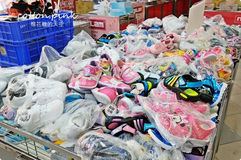 品牌運動鞋零碼特賣超級甜甜價！卡通童鞋、運動拖鞋不買搥心肝