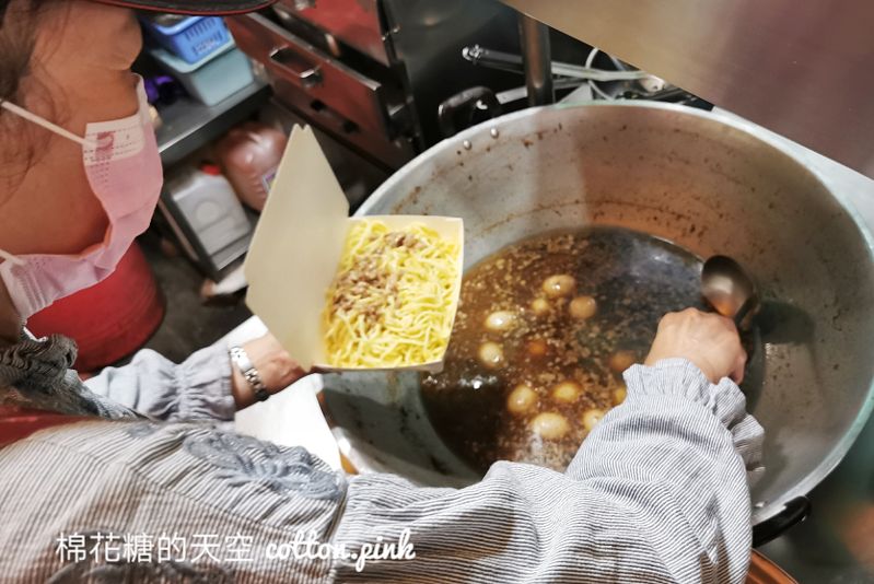 台中人的共同回憶！一中小蜜蜂炒麵超大一盒～月底救星阿