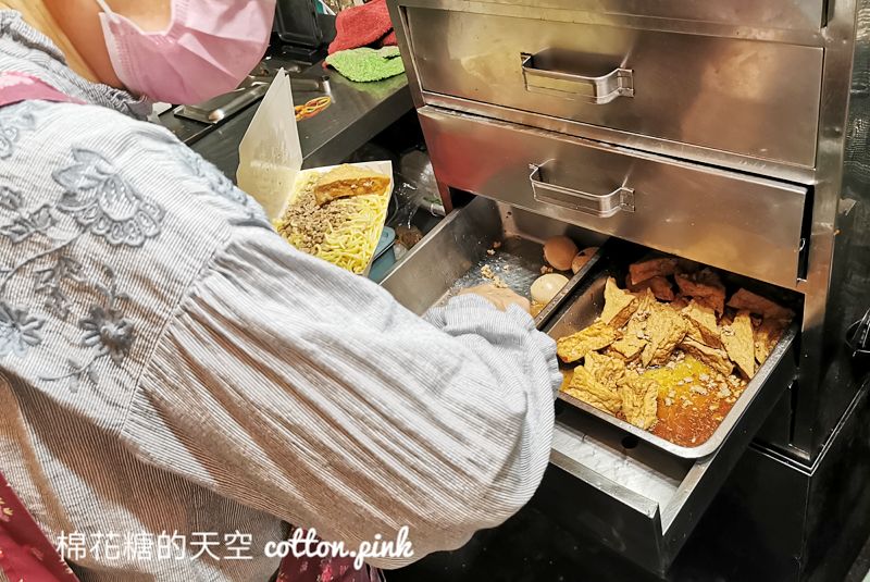 台中人的共同回憶！一中小蜜蜂炒麵超大一盒～月底救星阿