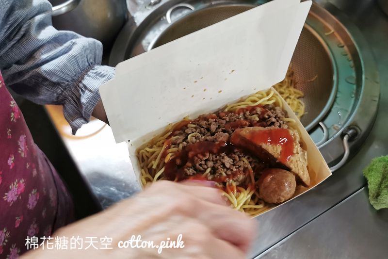 台中人的共同回憶！一中小蜜蜂炒麵超大一盒～月底救星阿