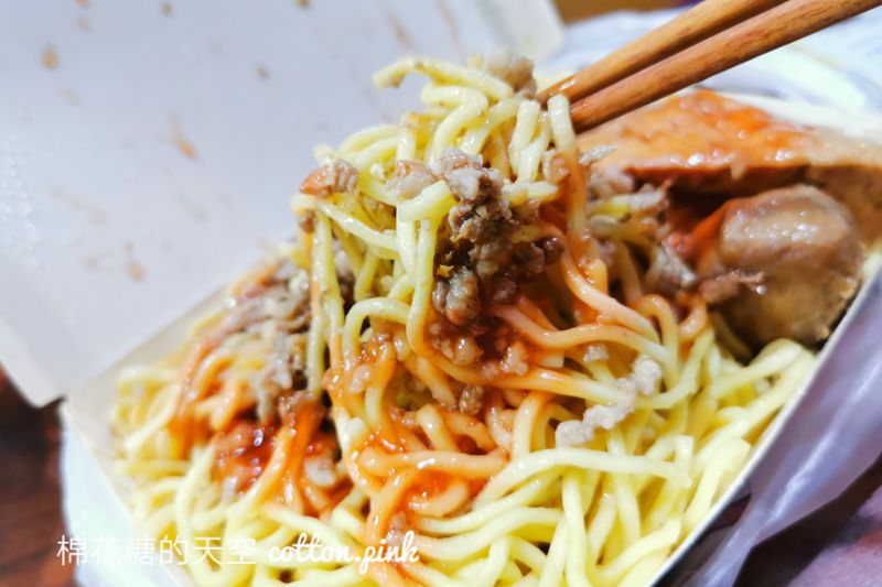 台中人的共同回憶！一中小蜜蜂炒麵超大一盒～月底救星阿