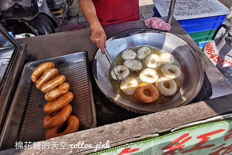 台中甜甜圈推薦|沒有招牌就在路邊～芋泥口味甜甜圈好吃耶