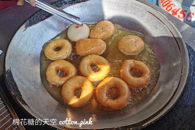 台中甜甜圈推薦|沒有招牌就在路邊～芋泥口味甜甜圈好吃耶