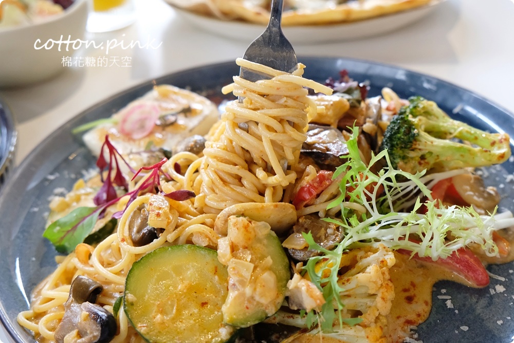 台中蔬食餐廳藏在小巷裡！純白狸窩餐廳還有少見全素手作披薩