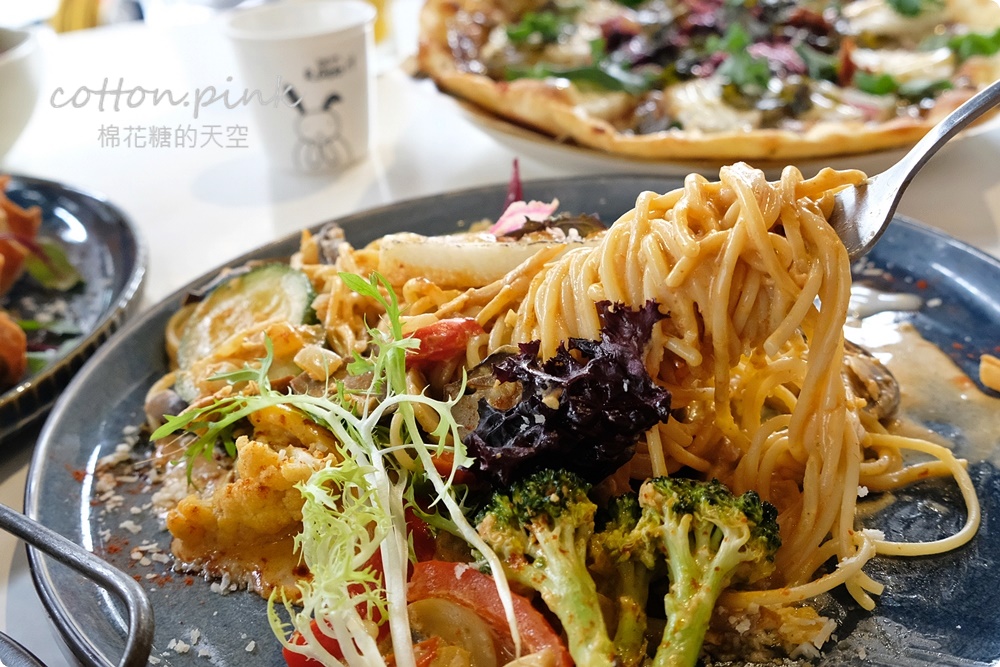 台中蔬食餐廳藏在小巷裡！純白狸窩餐廳還有少見全素手作披薩