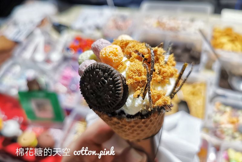 網路爆紅熱奶寶台中夜市也買得到！大慶夜市停車場旁～配料選擇多