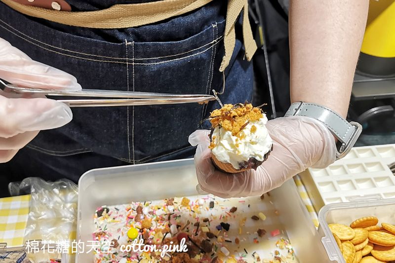 網路爆紅熱奶寶台中夜市也買得到！大慶夜市停車場旁～配料選擇多