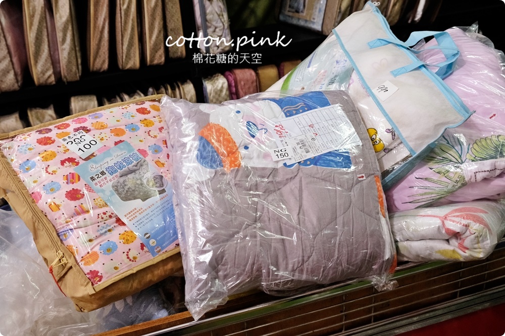 巧克力工廠開放停車！停好對面挖寶去～涼被、枕頭買一送一只有十天！