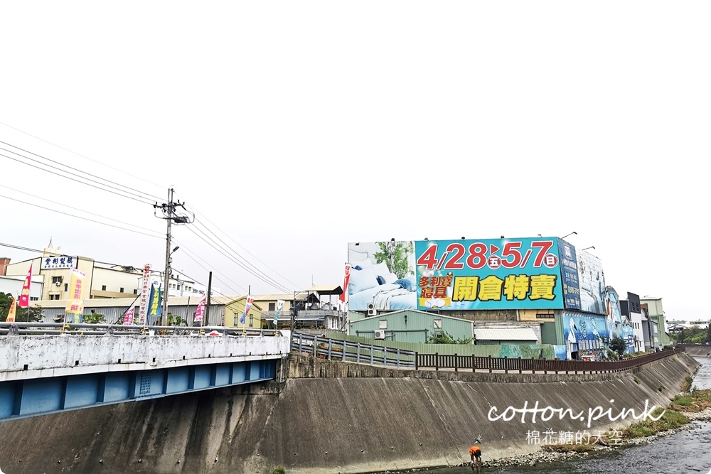 巧克力工廠開放停車！停好對面挖寶去～涼被、枕頭買一送一只有十天！