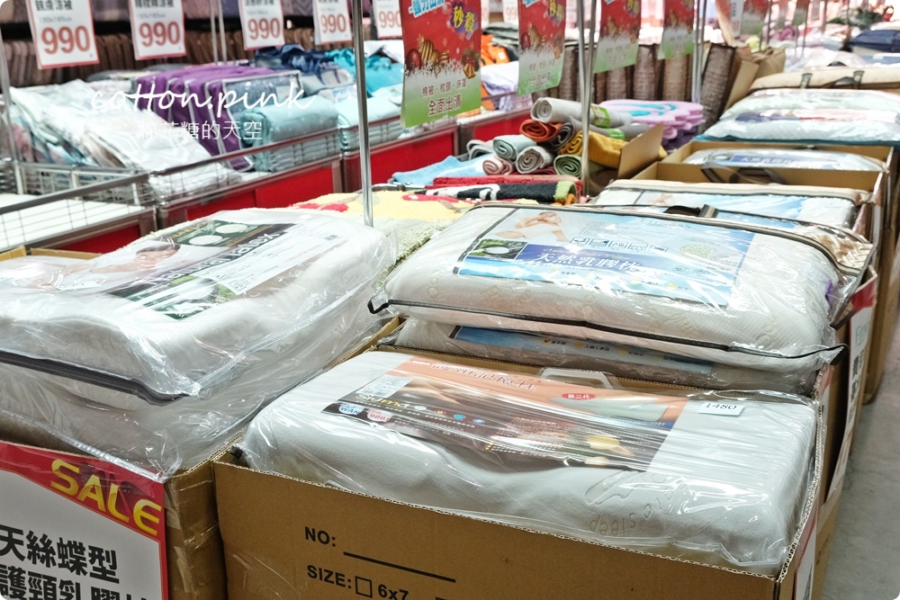 巧克力工廠開放停車！停好對面挖寶去～涼被、枕頭買一送一只有十天！