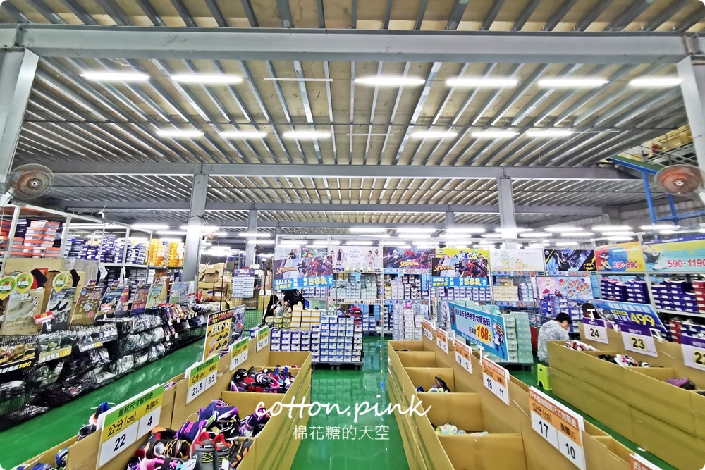 台中大雅在地鞋廠母親節前甜甜價！涼鞋、童鞋、登山鞋買一送一快來搶