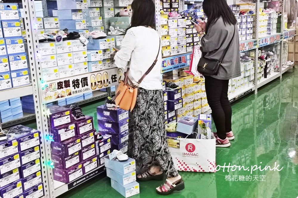 台中大雅在地鞋廠母親節前甜甜價！涼鞋、童鞋、登山鞋買一送一快來搶