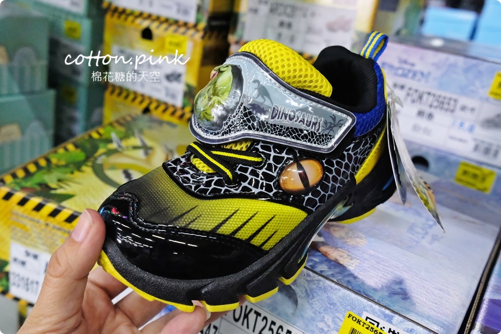 台中大雅在地鞋廠母親節前甜甜價！涼鞋、童鞋、登山鞋買一送一快來搶