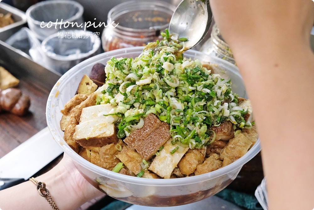 台中攤車美食～彭城豆干超大一盤！特製醬料滿滿蒜苗太好吃啦