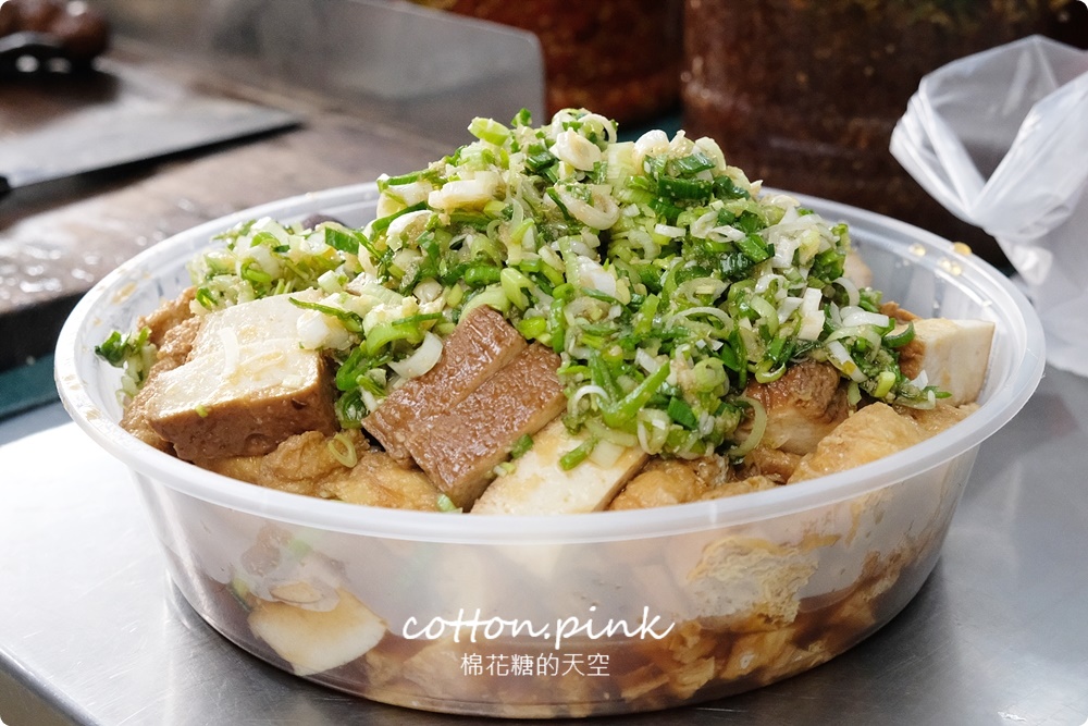 台中攤車美食～彭城豆干超大一盤！特製醬料滿滿蒜苗太好吃啦