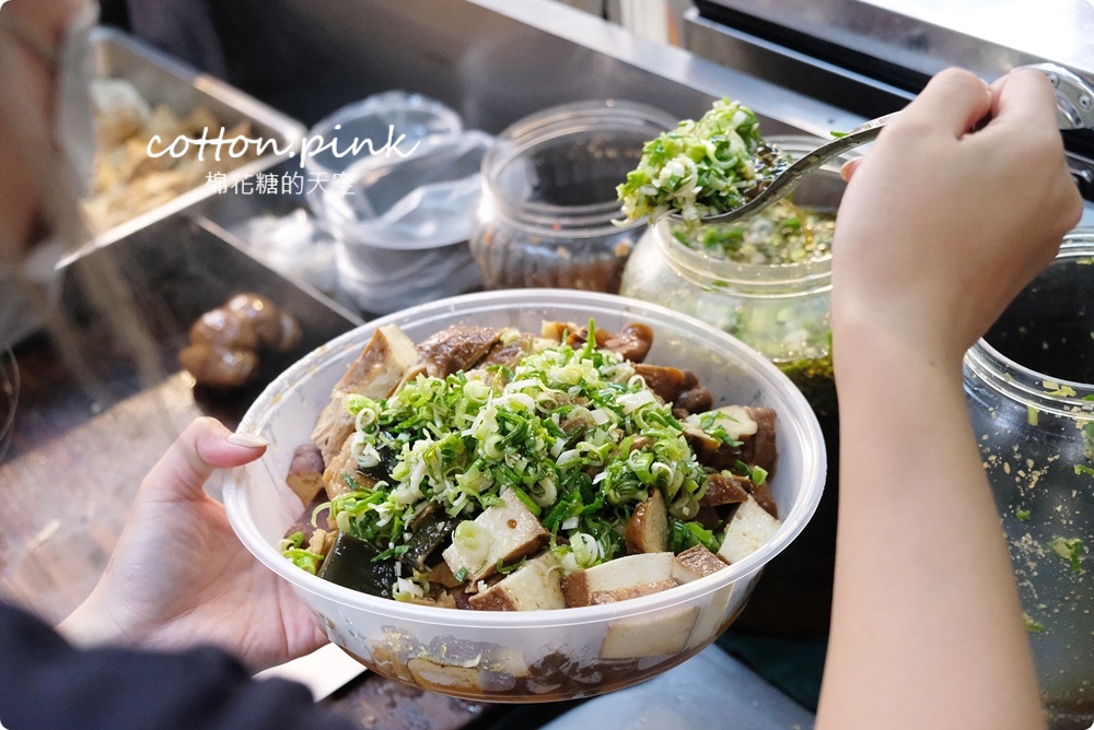 台中攤車美食～彭城豆干超大一盤！特製醬料滿滿蒜苗太好吃啦