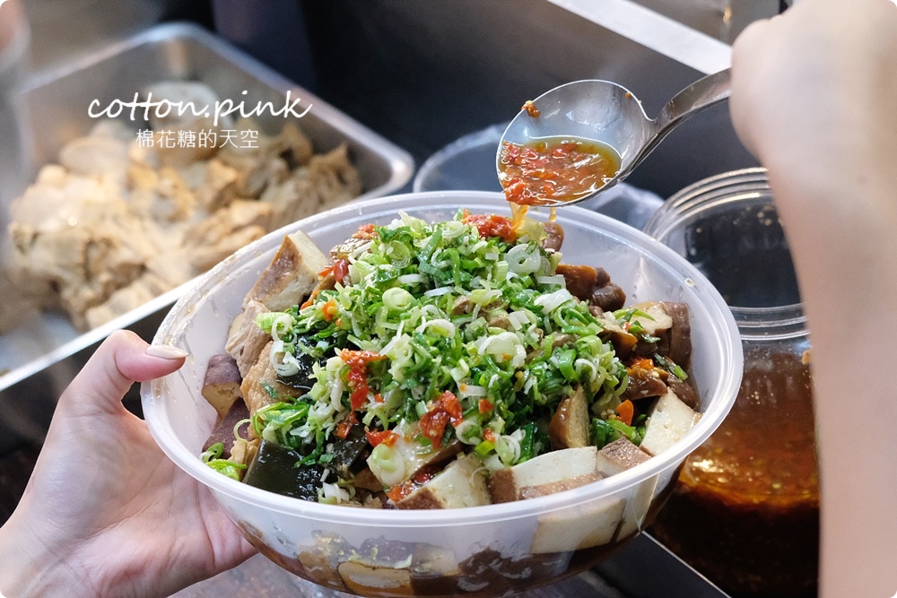 台中攤車美食～彭城豆干超大一盤！特製醬料滿滿蒜苗太好吃啦