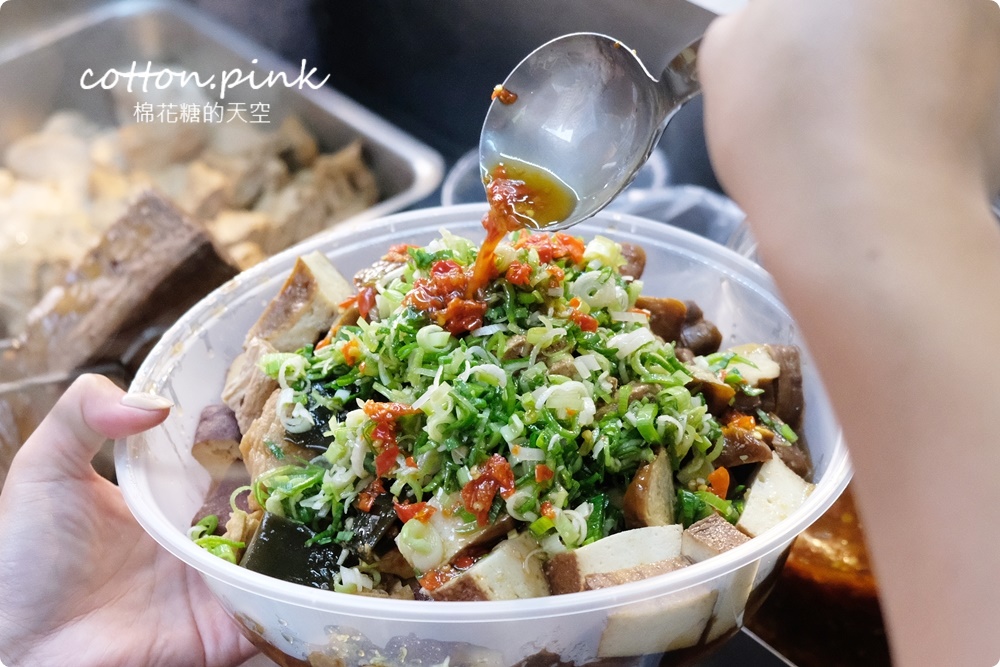 台中攤車美食～彭城豆干超大一盤！特製醬料滿滿蒜苗太好吃啦