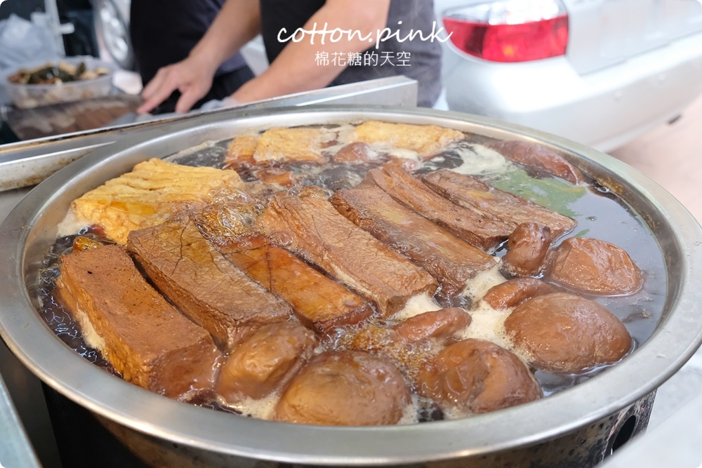 台中攤車美食～彭城豆干超大一盤！特製醬料滿滿蒜苗太好吃啦