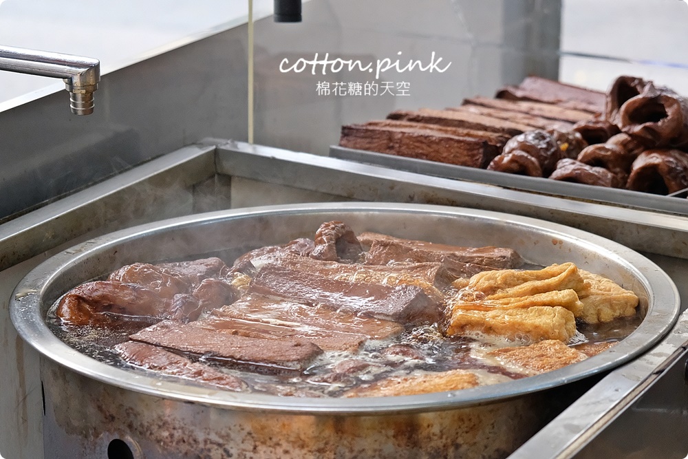 台中攤車美食～彭城豆干超大一盤！特製醬料滿滿蒜苗太好吃啦