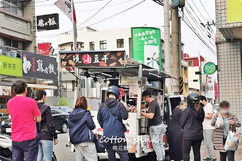 台中攤車美食～彭城豆干超大一盤！特製醬料滿滿蒜苗太好吃啦