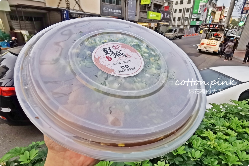 台中攤車美食～彭城豆干超大一盤！特製醬料滿滿蒜苗太好吃啦