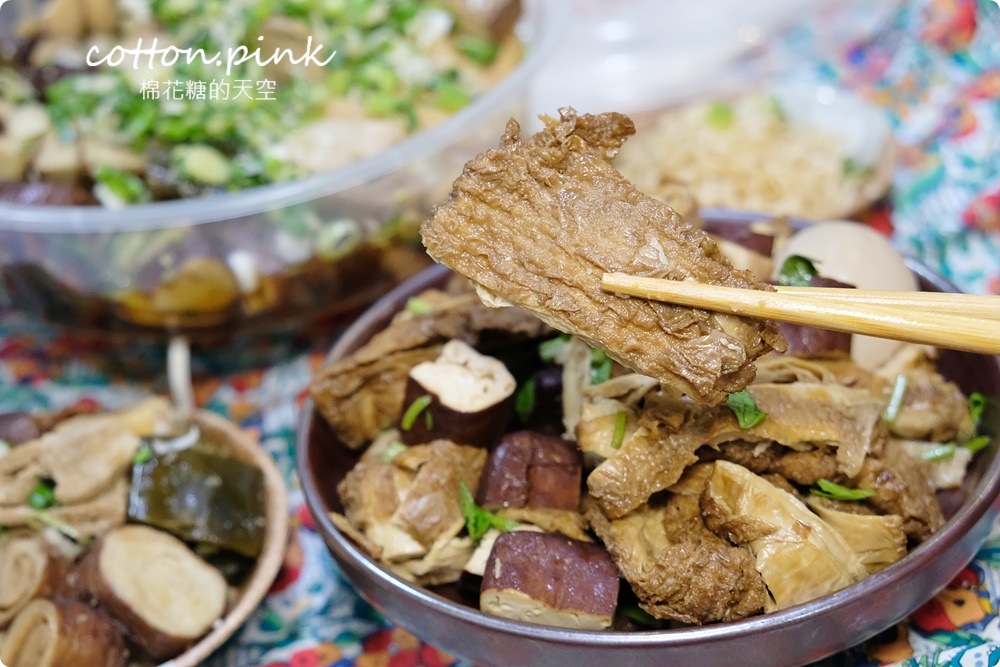 台中攤車美食～彭城豆干超大一盤！特製醬料滿滿蒜苗太好吃啦