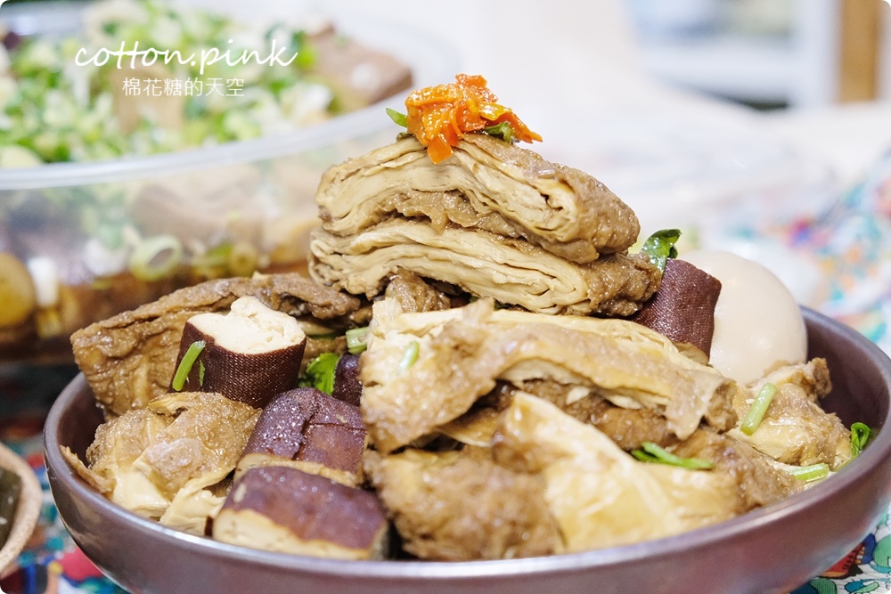 台中攤車美食～彭城豆干超大一盤！特製醬料滿滿蒜苗太好吃啦