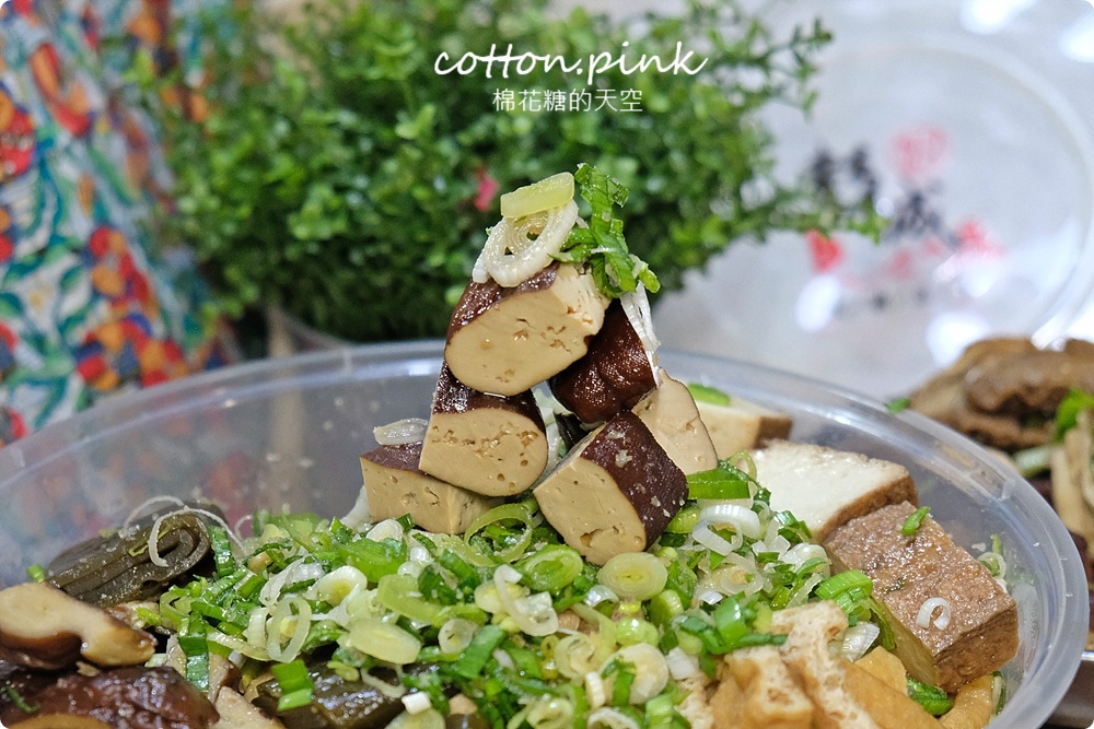 台中攤車美食～彭城豆干超大一盤！特製醬料滿滿蒜苗太好吃啦