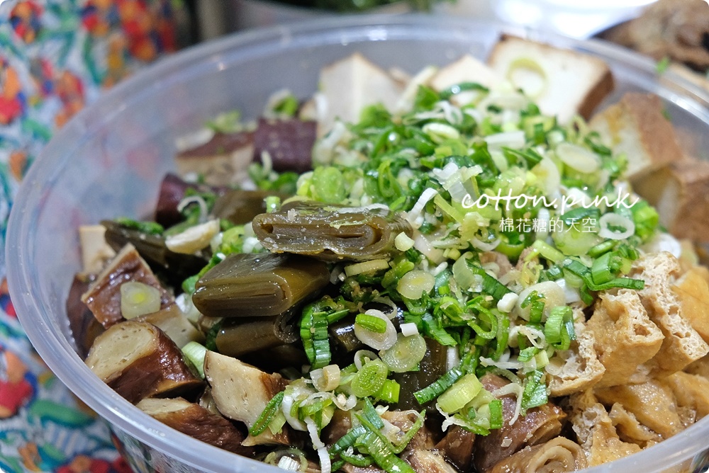 台中攤車美食～彭城豆干超大一盤！特製醬料滿滿蒜苗太好吃啦
