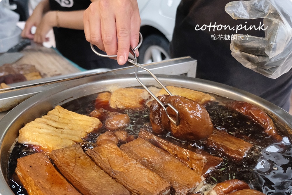 台中攤車美食～彭城豆干超大一盤！特製醬料滿滿蒜苗太好吃啦