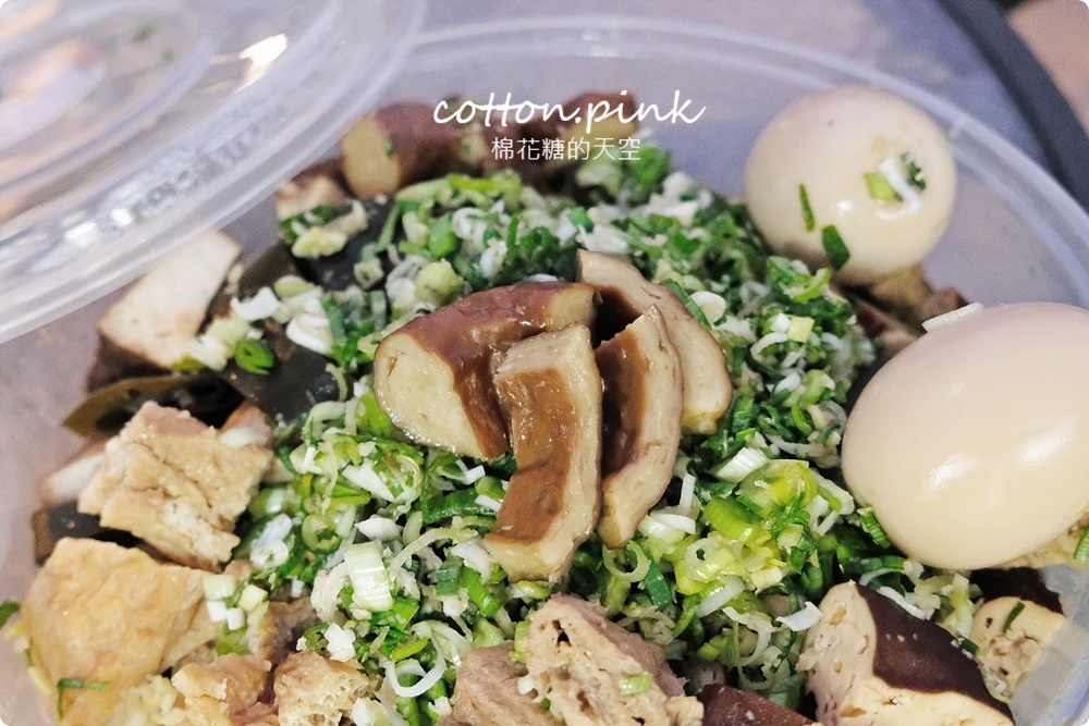 台中攤車美食～彭城豆干超大一盤！特製醬料滿滿蒜苗太好吃啦