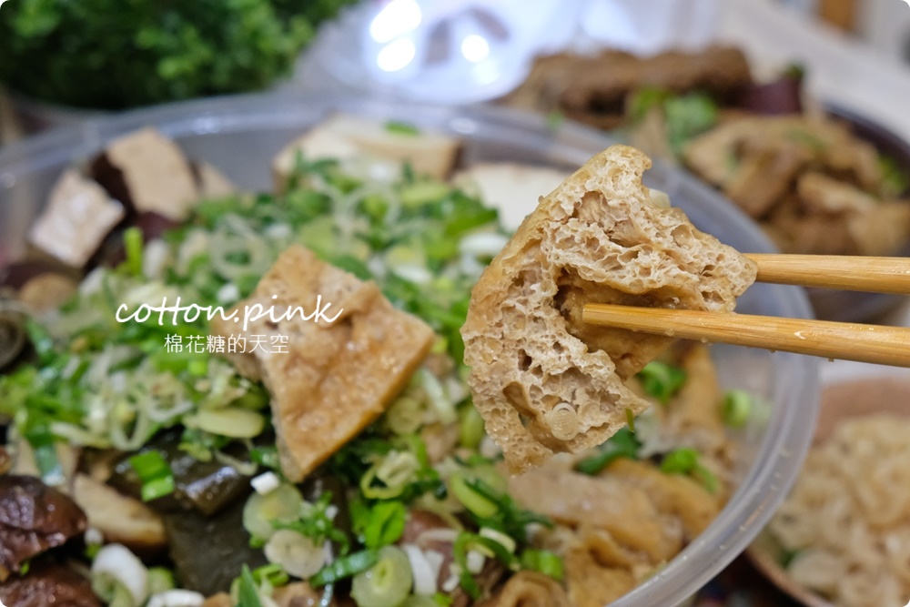 台中攤車美食～彭城豆干超大一盤！特製醬料滿滿蒜苗太好吃啦