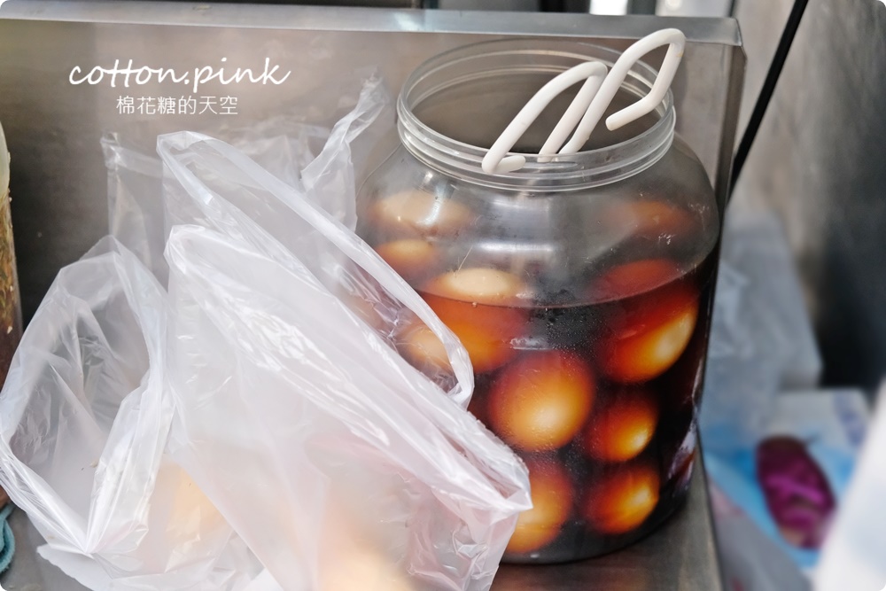 台中攤車美食～彭城豆干超大一盤！特製醬料滿滿蒜苗太好吃啦