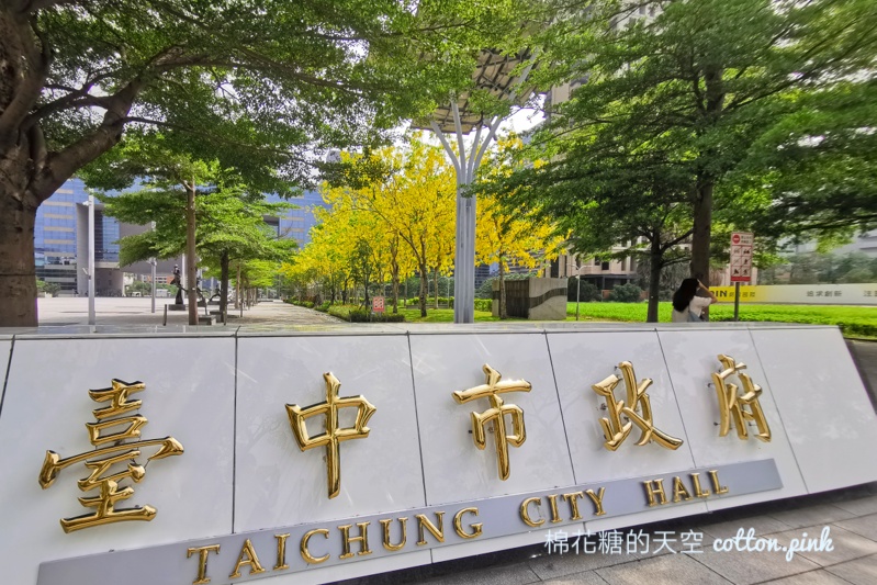 台中台灣大道旁就有阿勃勒金色隧道!黃澄澄美景季節限定 台中台灣大道旁就有阿勃勒金色隧道!黃澄澄美景季節限定