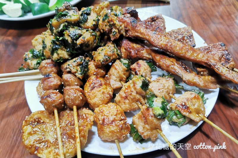 中美街必吃品燒炭烤，台中少見烤鹹酥雞必點，文內有完整菜單