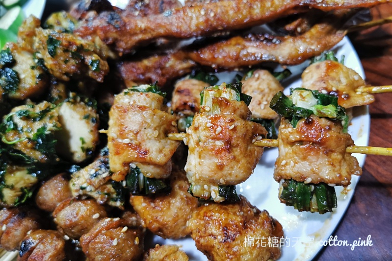 中美街必吃品燒炭烤，台中少見烤鹹酥雞必點，文內有完整菜單