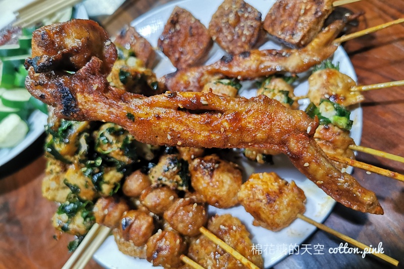 中美街必吃品燒炭烤，台中少見烤鹹酥雞必點，文內有完整菜單