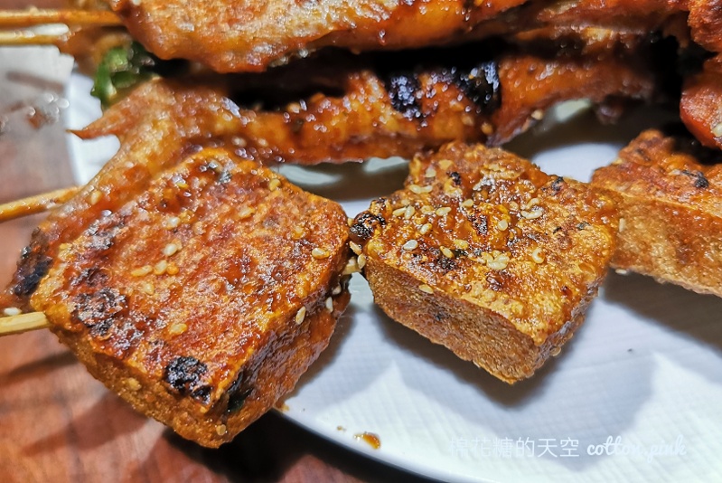 中美街必吃品燒炭烤，台中少見烤鹹酥雞必點，文內有完整菜單