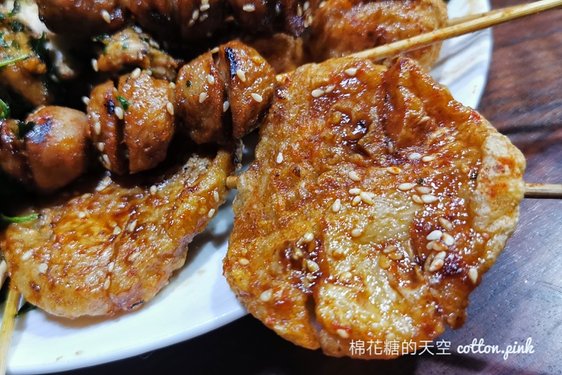 中美街必吃品燒炭烤，台中少見烤鹹酥雞必點，文內有完整菜單