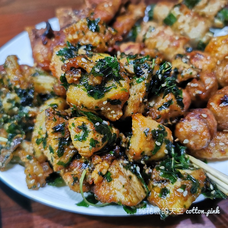 中美街必吃品燒炭烤，台中少見烤鹹酥雞必點，文內有完整菜單